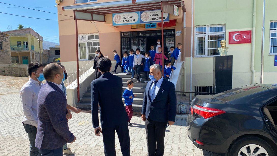İlçemiz Kaymakamı Sayın Mehmet TIĞLI ve İlçe Milli Eğitim Müdürü Sayın Erdoğan ÇELİK'in Çardak İlkokulu ve Ortaokulu'na ziyareti